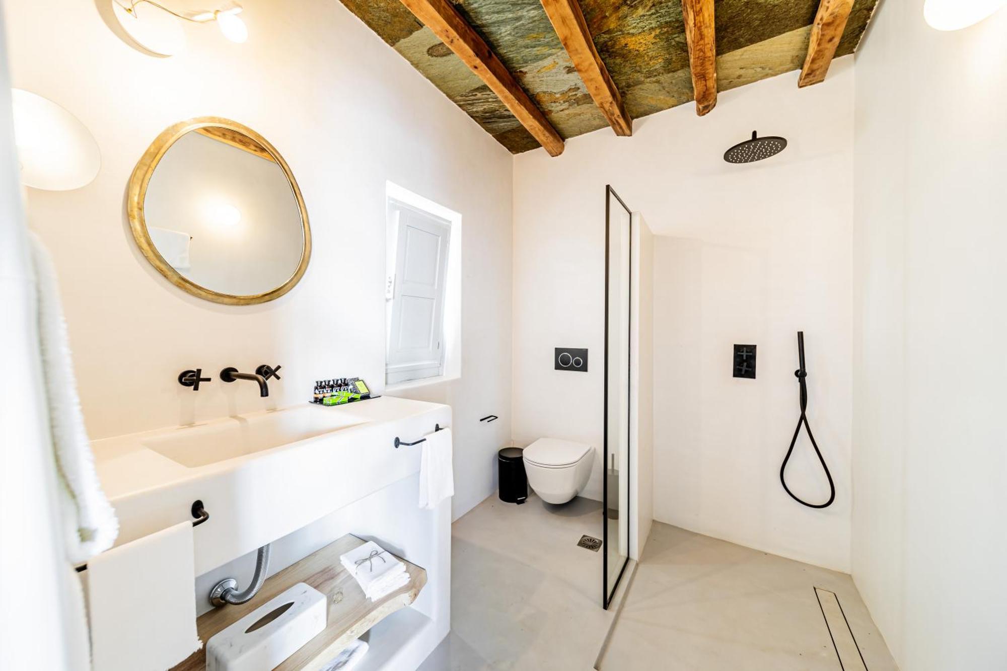 Makarias Traditional Luxury