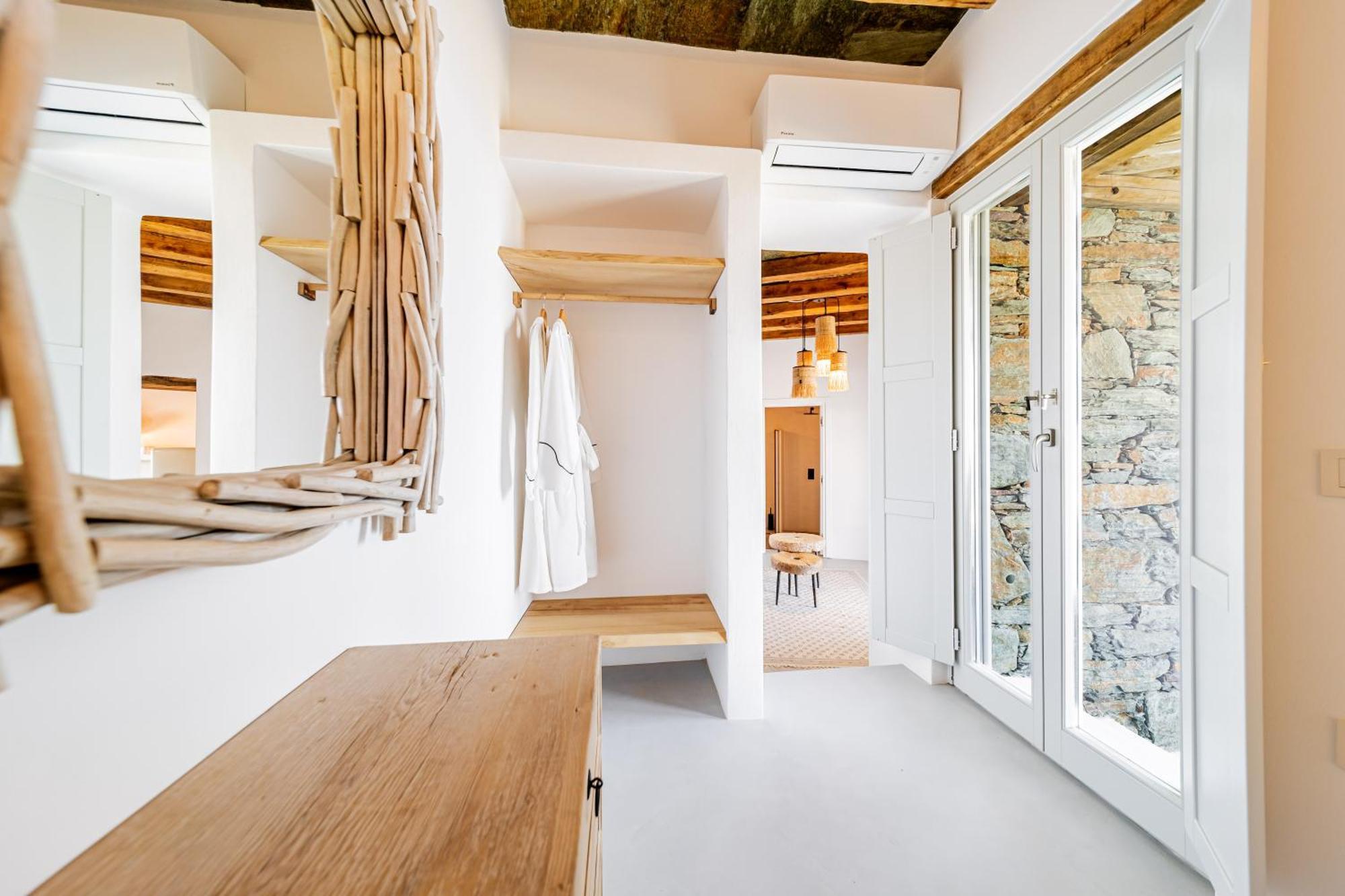 Makarias Traditional Luxury Ano Meria